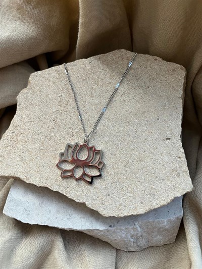 Gümüş Renkli Lotus Uçlu Kolye