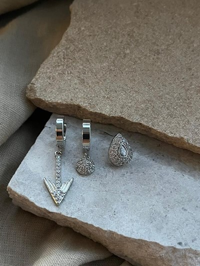 Gümüş Renkli Oklu Taşlı Üçlü Küpe