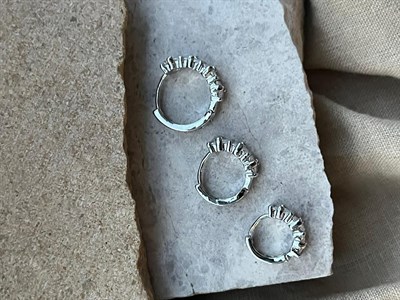 Gümüş Renkli Sıralı Taşlı Üçlü Küpe
