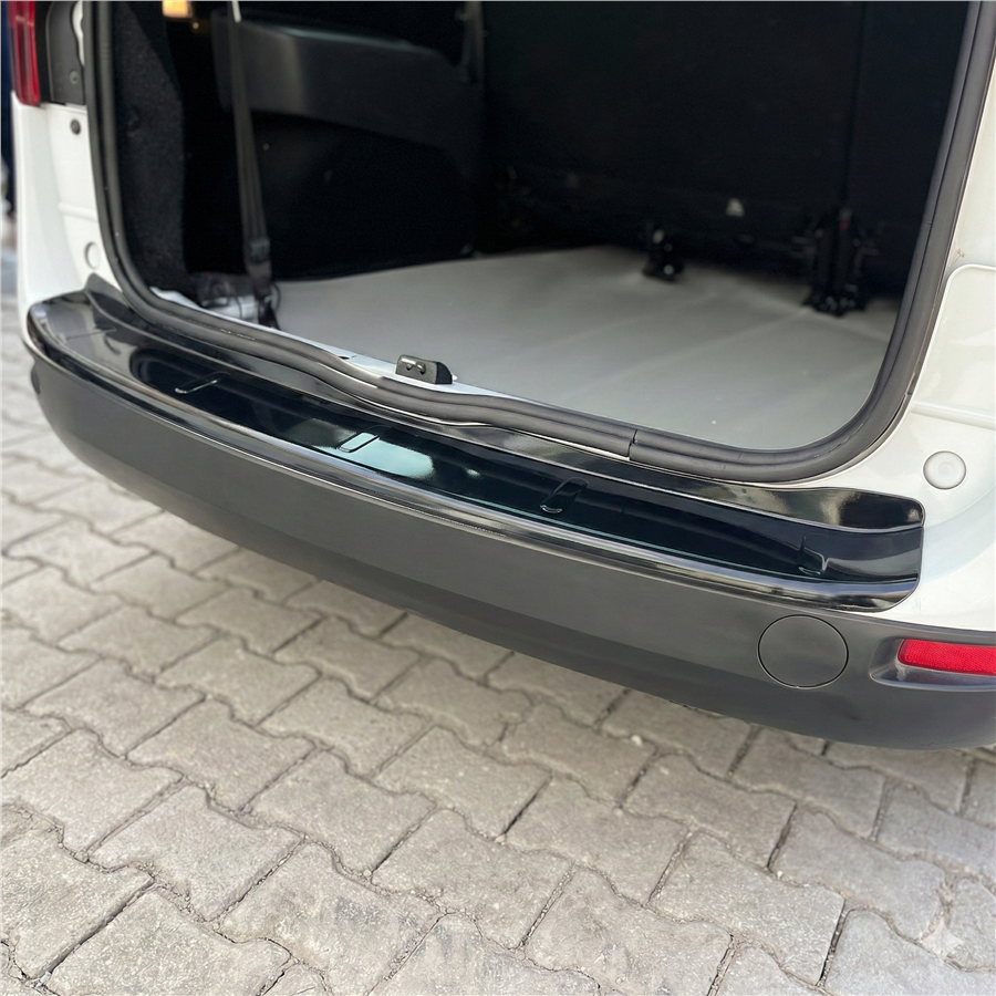 Dacia Lodgy Parlak Siyah Arka Tampon Eşiği 2013 Yılı ve Sonrasına Uyumludur