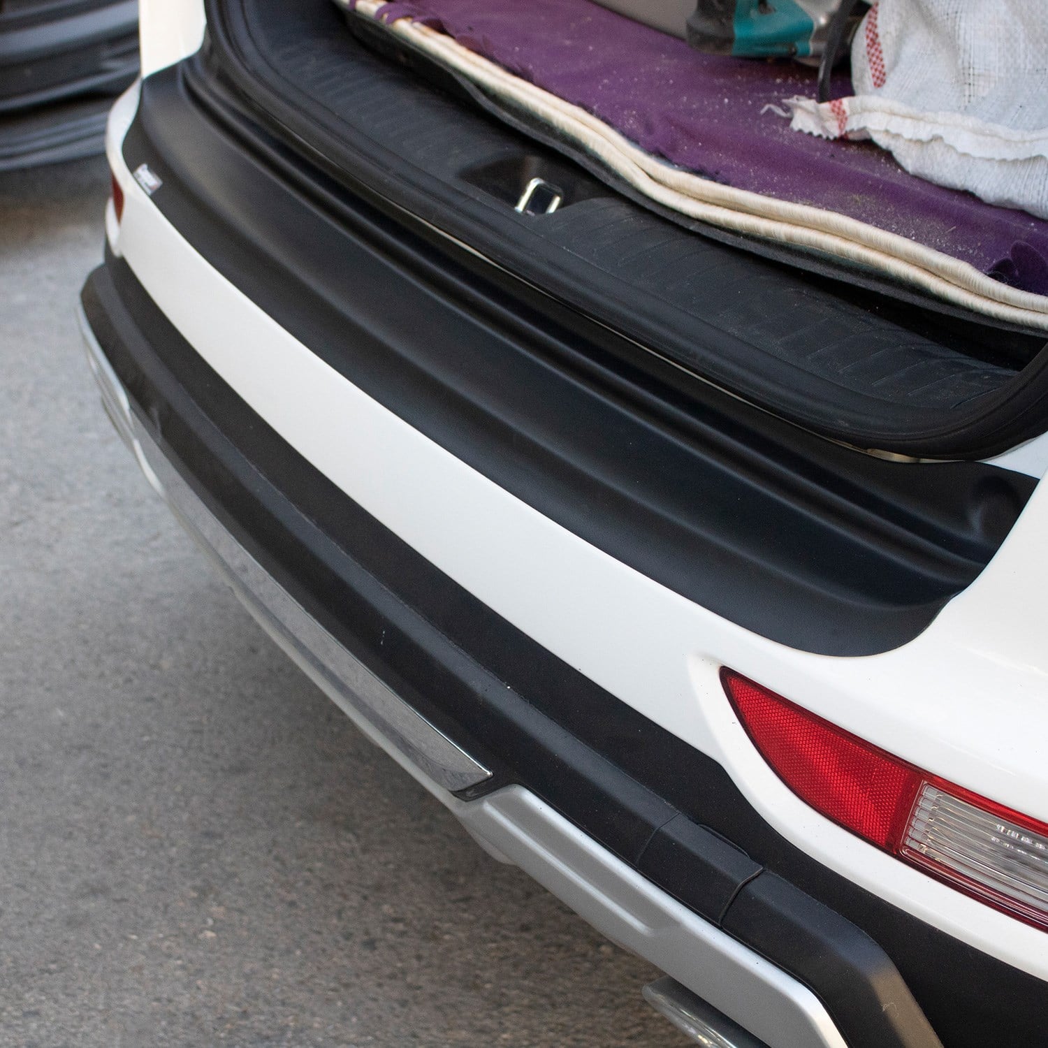 Kia Sportage Parlak Siyah Arka Tampon Eşiği 2016-2018 Yılı ve Arasına Uyumludur