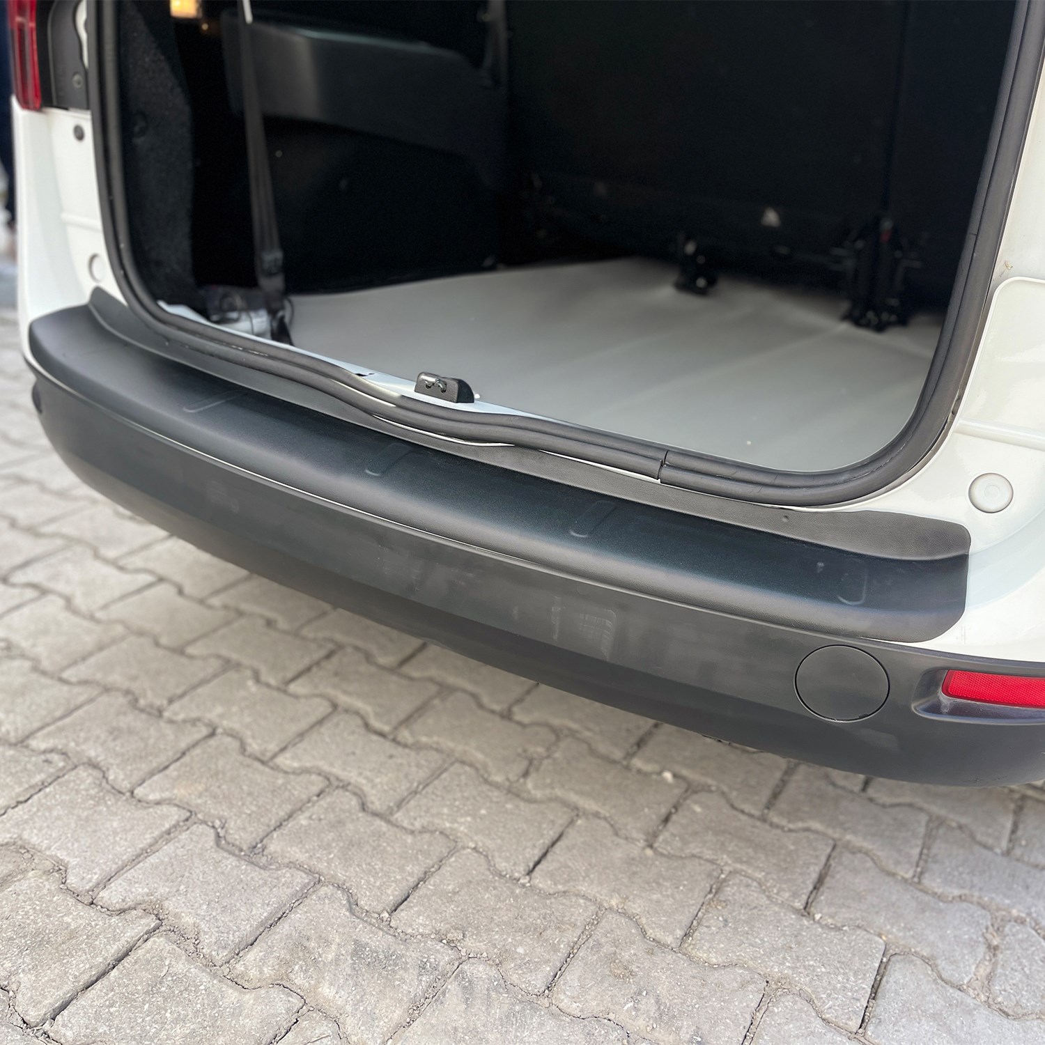 Dacia Lodgy Mat Siyah Arka Tampon Eşiği 2013 Yılı ve Sonrasına Uyumludur