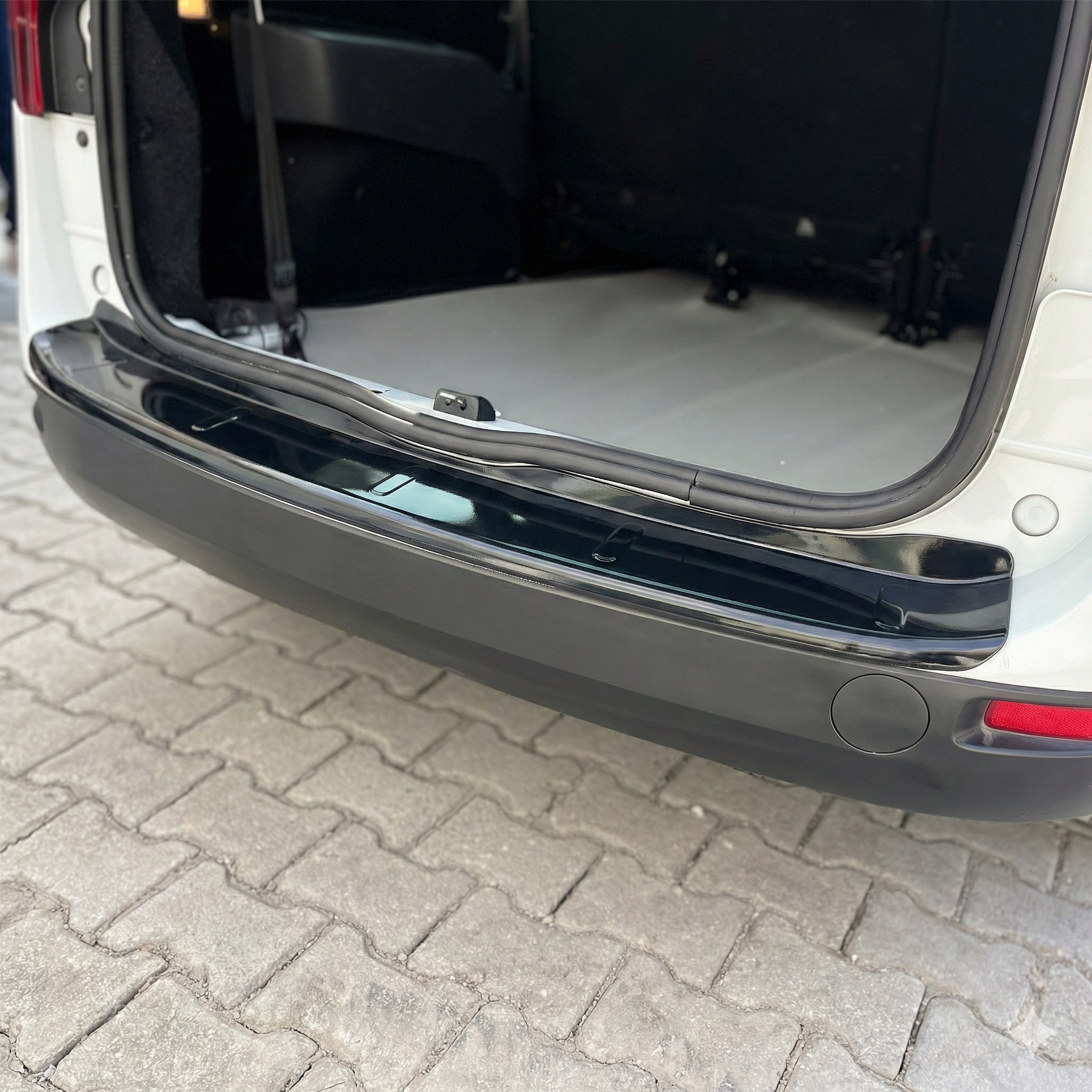 Dacia Lodgy Parlak Siyah Arka Tampon Eşiği 2013 Yılı ve Sonrasına Uyumludur