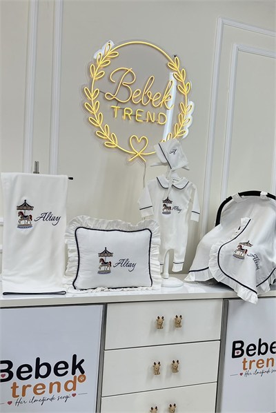 Bebek Trend  Ayıcık ve Kişiye Özel İsim Nakışlı Müslin Yenidoğan Bebek Seti | Yastık, Battaniye, Puset Örtüsü, Kruvaze Tulum, Şapka, Eldiven