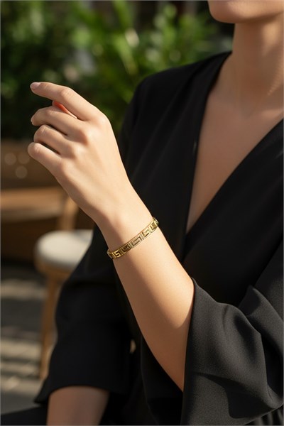 Labyrinth Jewelry Model Xuping Non-Tarnish Bracelet – Gold | Sparkling, Elegant, and Durable