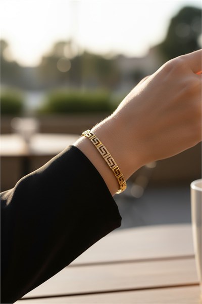 Labyrinth Jewelry Model Xuping Non-Tarnish Bracelet – Gold | Sparkling, Elegant, and Durable