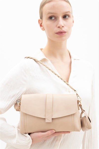 Matthew Cox Women’s Flap Shoulder Bag with Chain Strap - Elegant for Everyday or Classic Looks