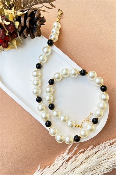Black and White Pearl Necklace