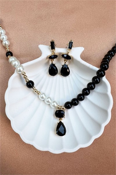 Black Crystal Tip Design Pearl Necklace