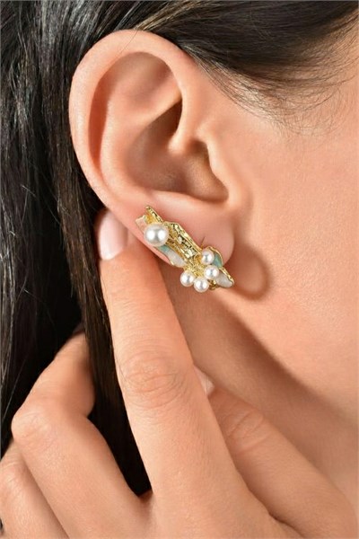 Elegant Pearl Gold Earrings - Classic and Stylish Design