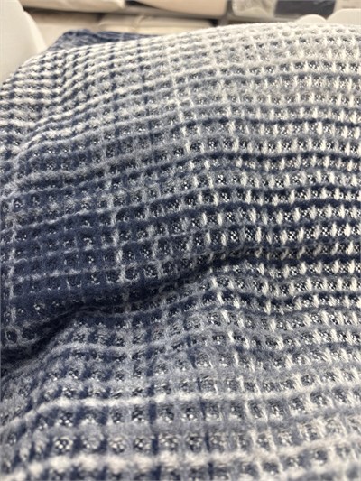 Sesli Comfort Mavi Beyaz Geçişli Skoç Pamuk Örme Battaniye 200x220 Çift Kişilik Battal