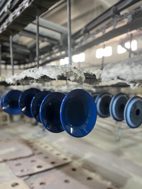 Fabrikada emaye kaplanmış lacivert tabaklar fırınlamaya hazırlanırken