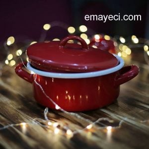 Ocak üzerinde emaye tencere