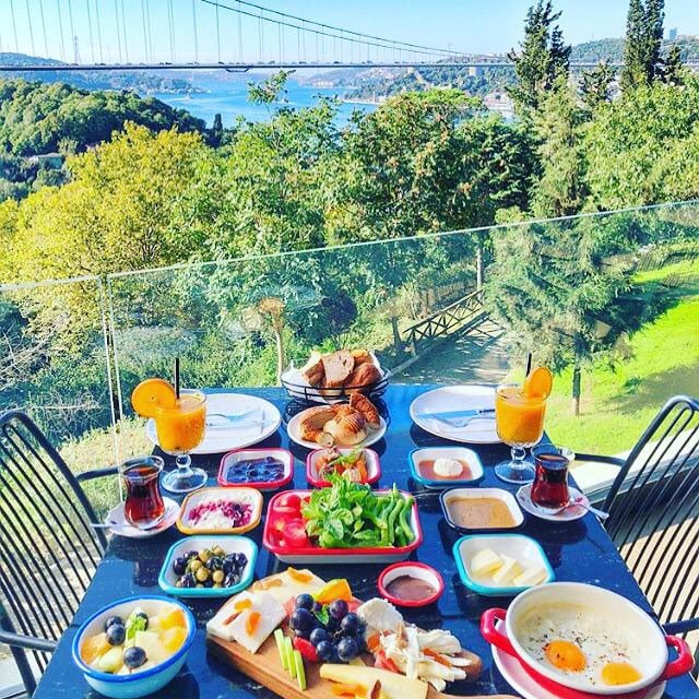 Bir işletmede emaye tabaklarla yapılan servis