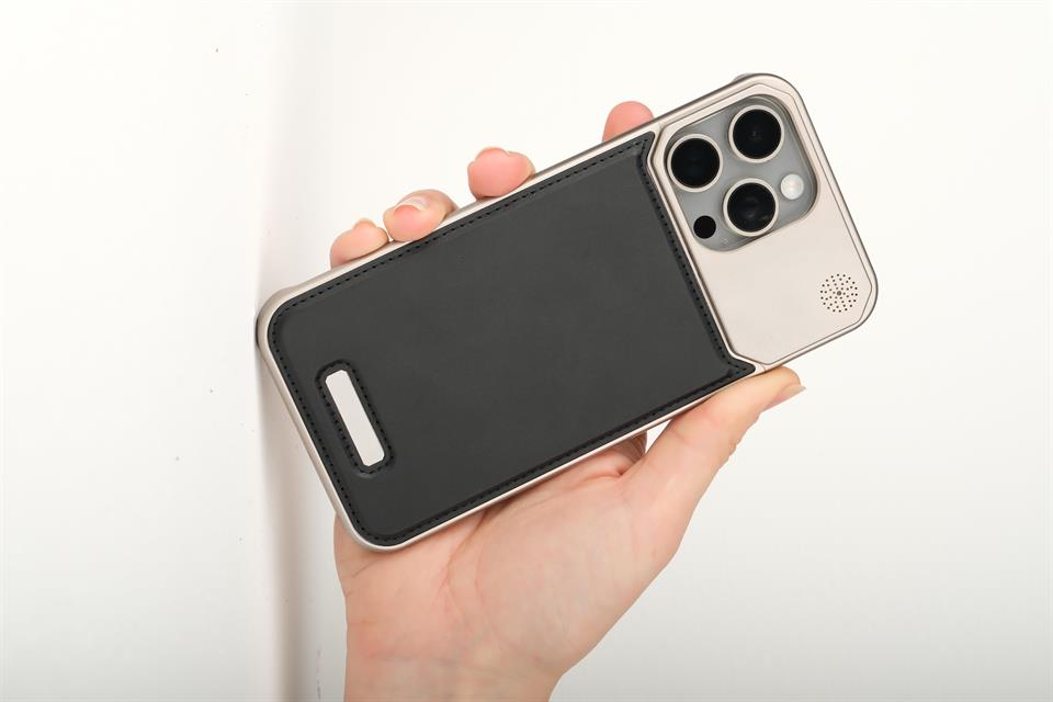 Therock 15 Pro Max Titanyum Gri Manyetik Özellikli Alüminyum Alaşımlı Hakiki Deri,Kokulu Metal Kızaklı Telefon Kılıfı