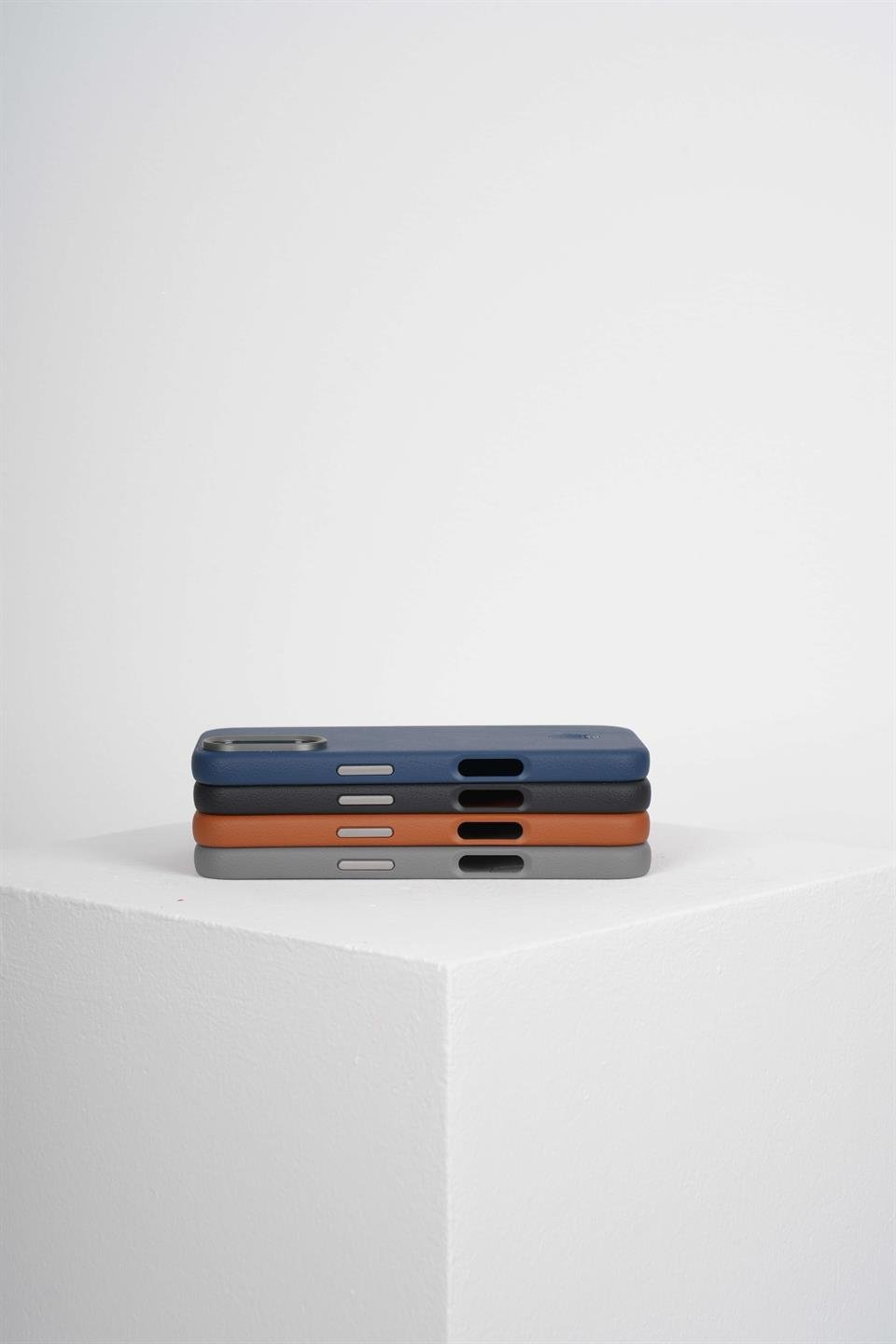 Luxe Iphone 16 Pro Siyah Manyetik Özellikli Kılıf