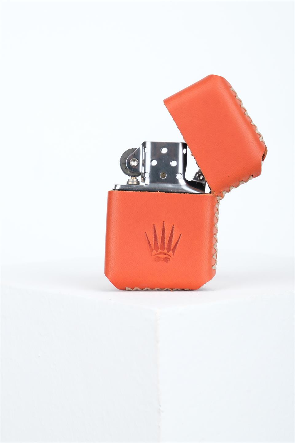 HAKİKİ DERİ TURUNCU KILIFLI BENZİNLİ ÇAKMAK     