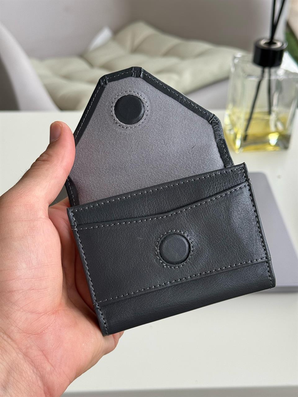 AKORDE GRİ HAKİKİ DERİ KARTLIK 