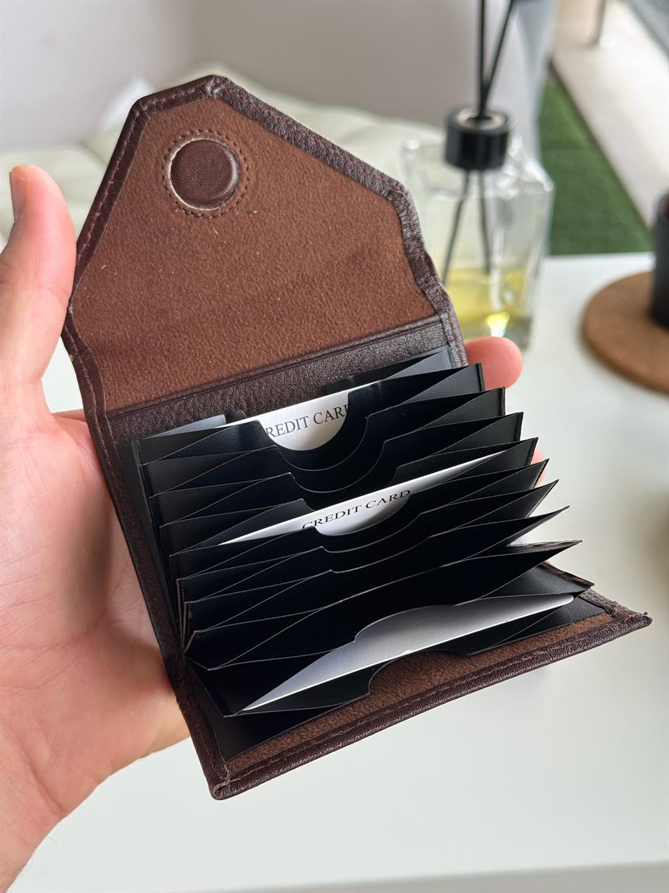 AKORDE KAHVERENGİ HAKİKİ DERİ KARTLIK 