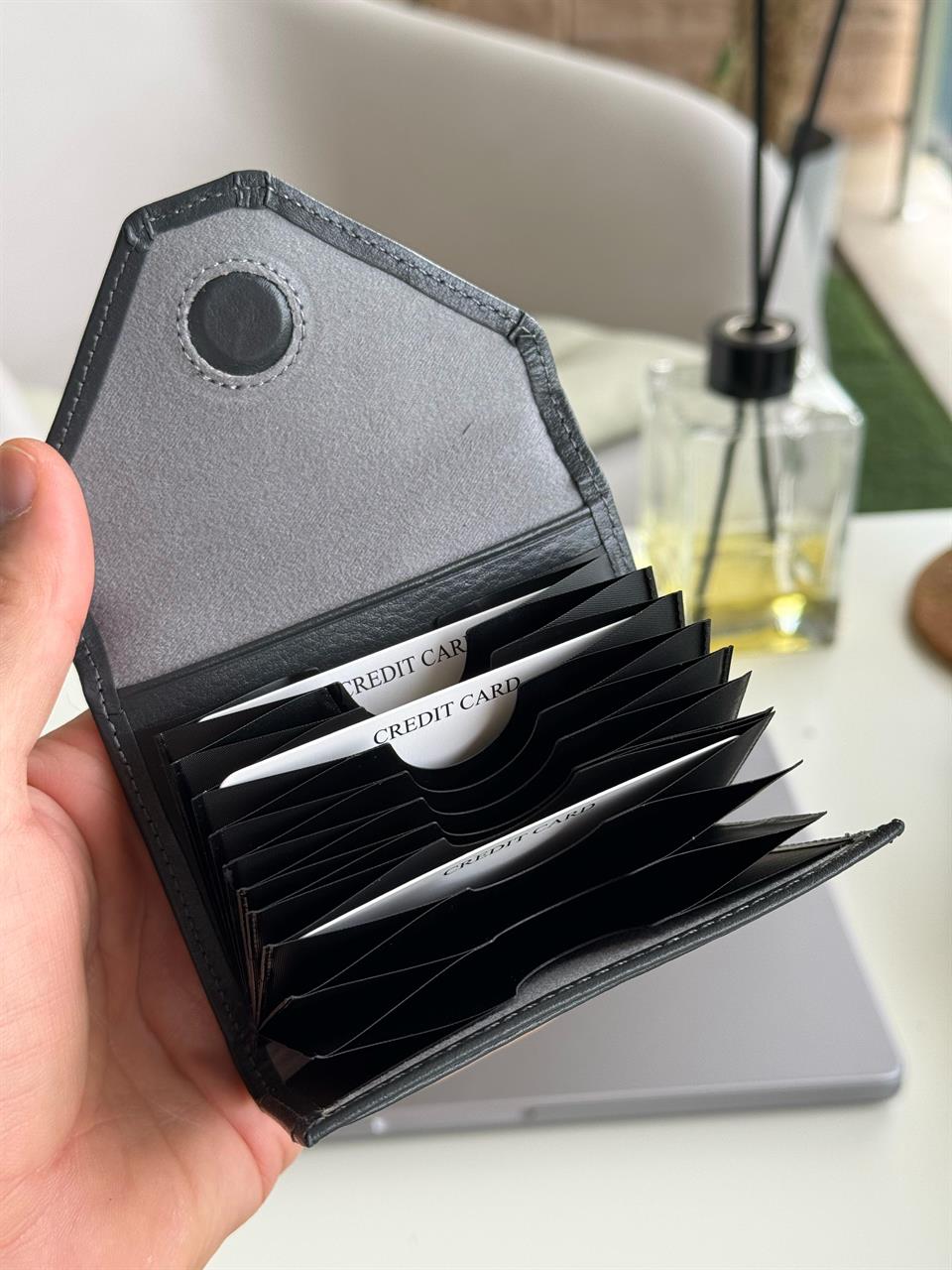 AKORDE GRİ HAKİKİ DERİ KARTLIK 