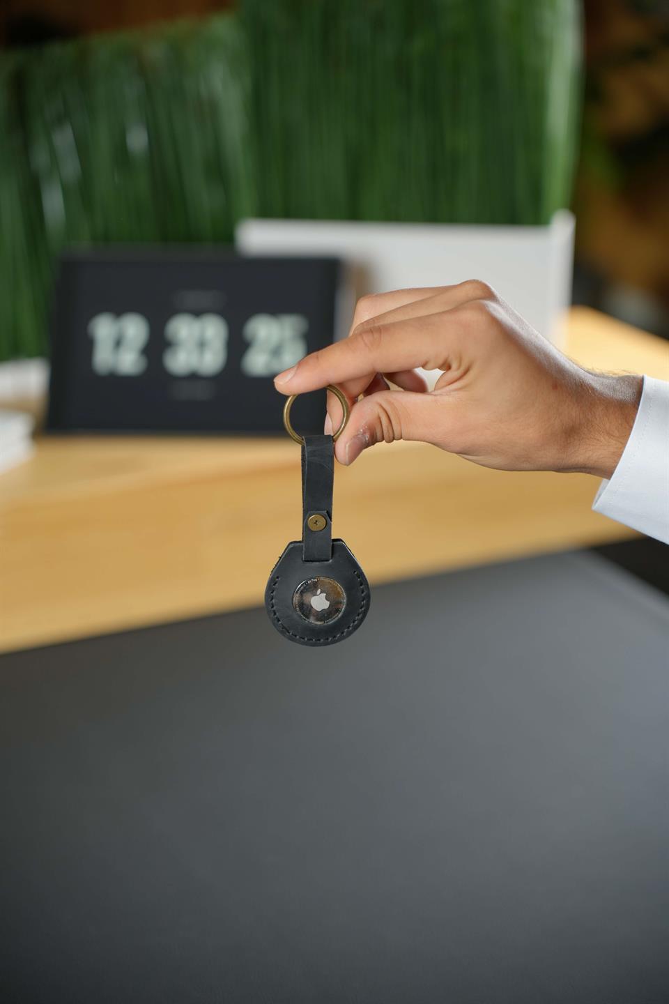 Mat Siyahı Hakiki Deri Anahtarlık - Apple AirTag için Şık ve Fonksiyonel