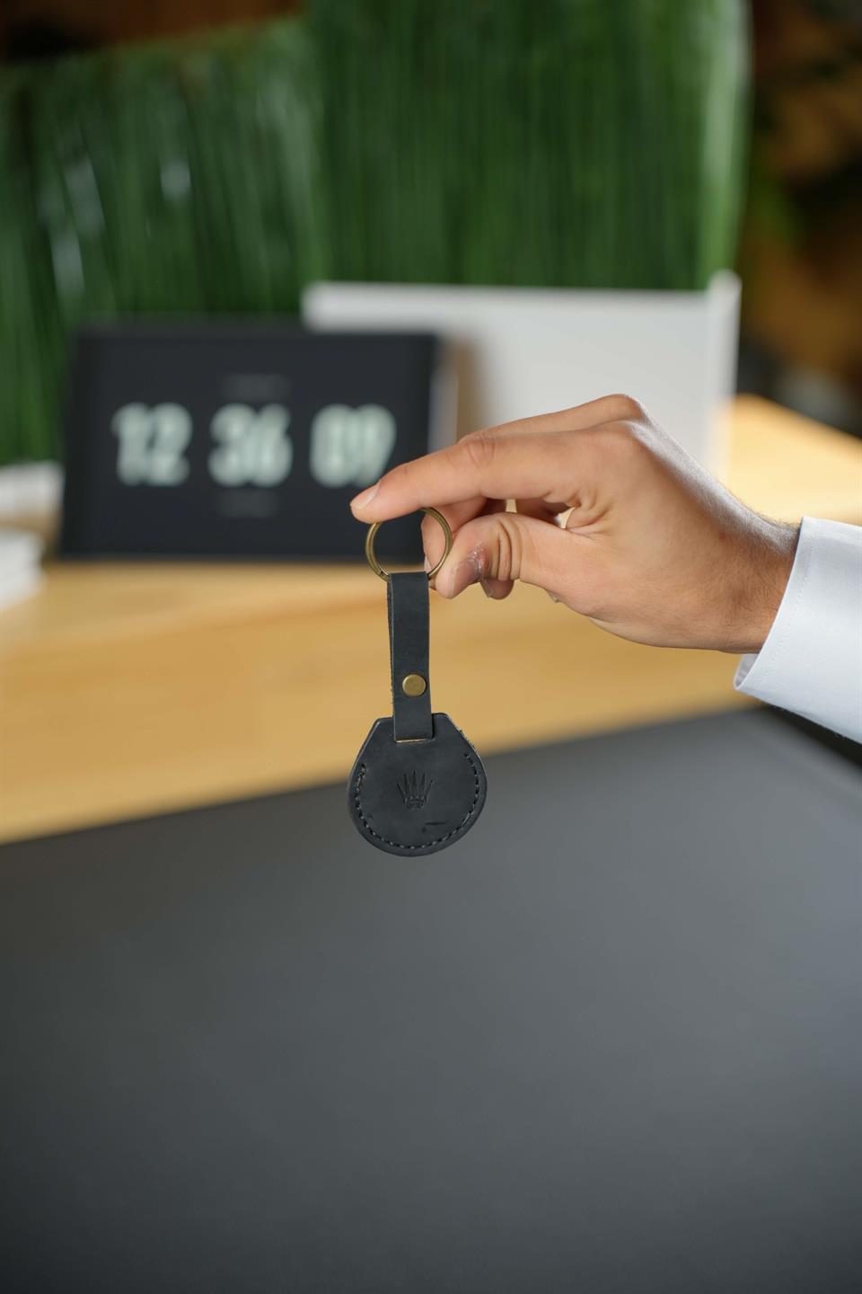 Mat Siyahı Hakiki Deri Anahtarlık - Apple AirTag için Şık ve Fonksiyonel