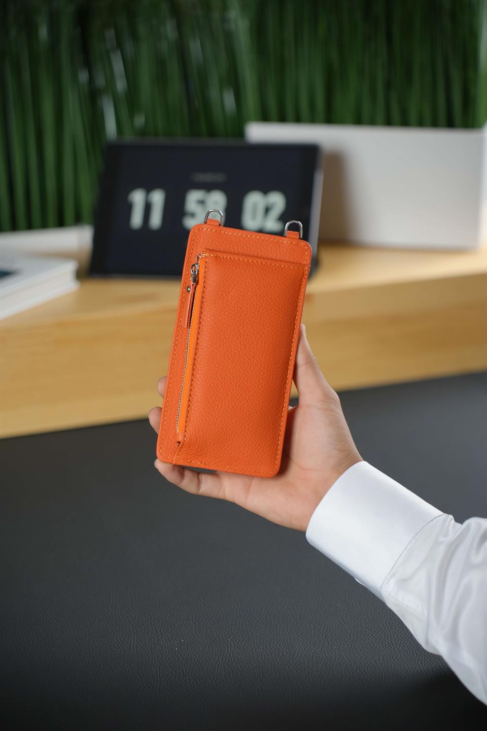 Hakiki Deri Turuncu Askılı Çanta 4 Kart Bölmesi, Telefon ve Para Bölmesi, Fermuarlı, Çıtçıtlı Askılı Telefon Çantası Luısaw