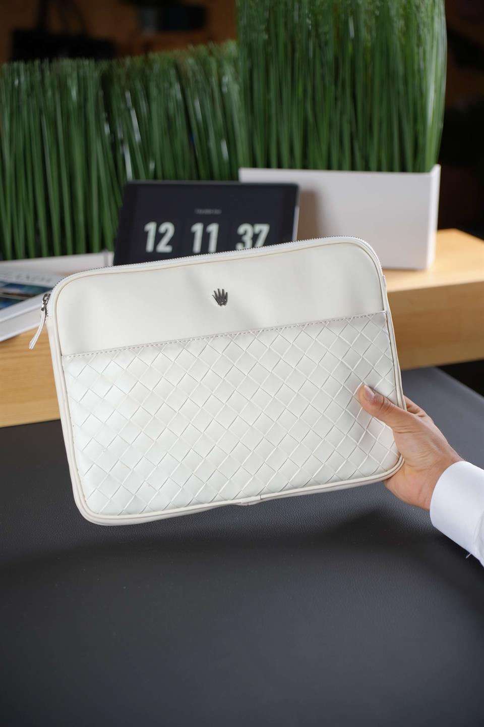 Modern Tasarım Vegan Deri Beyaz El Çantası 6 Kart, Tablet Telefon Bölmesi ve Fermuarlı Organizer Colorato