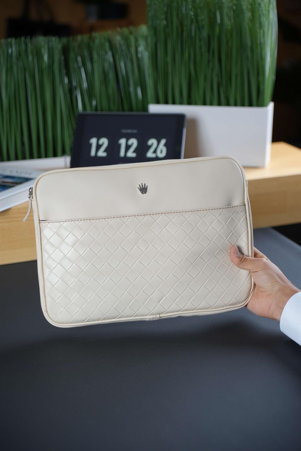 Modern Tasarım Vegan Deri Bej El Çantası 6 Kart, Tablet Telefon Bölmesi ve Fermuarlı Organizer Colorato