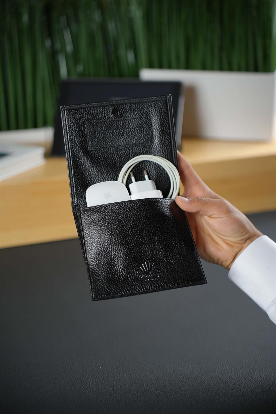TechGear Siyah Hakiki Deri Organizer - Mouse, Şarj Aleti ve Kablo Düzenleyici