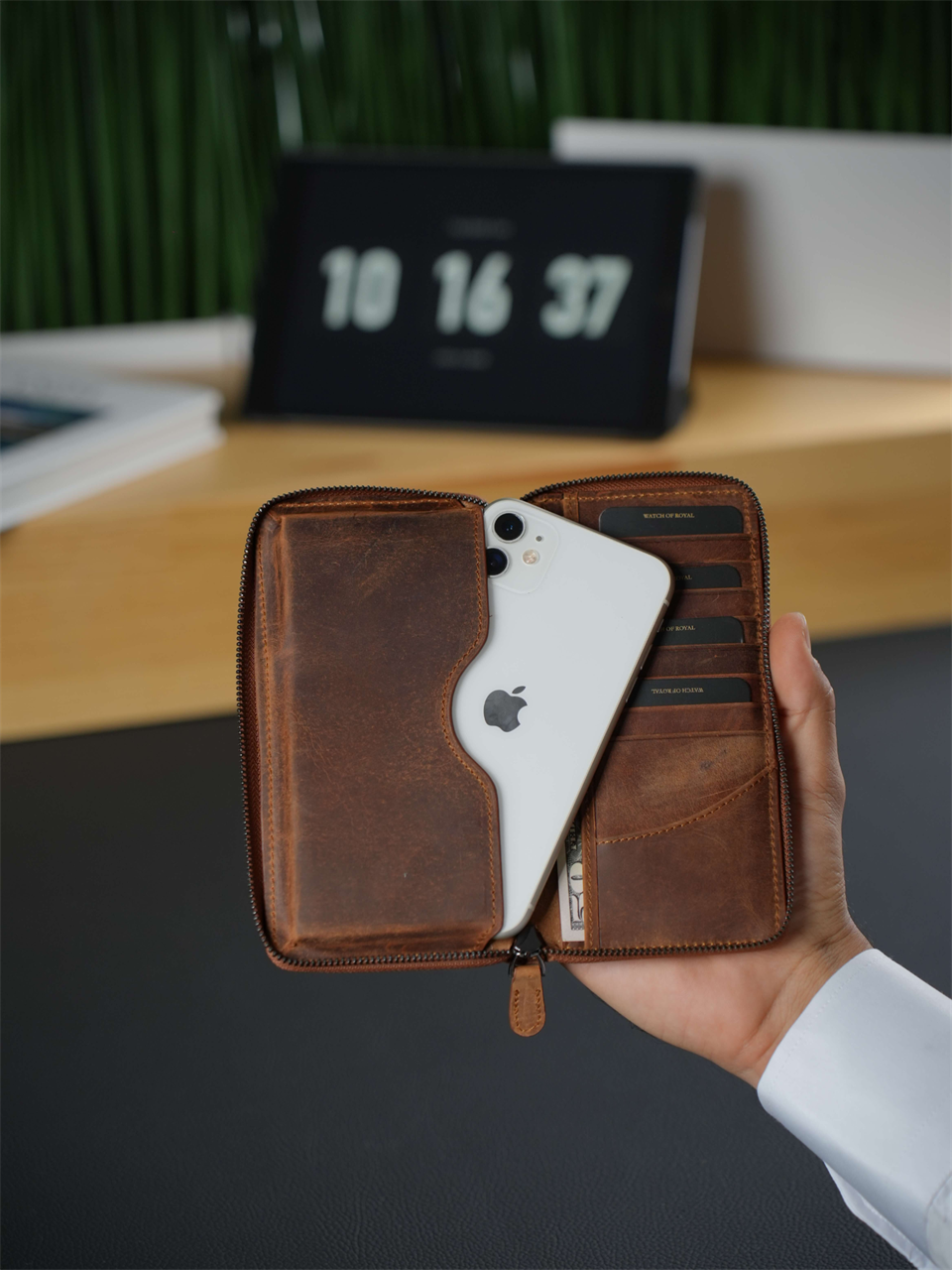 LEON CRAZY TAN PHONE WALLET