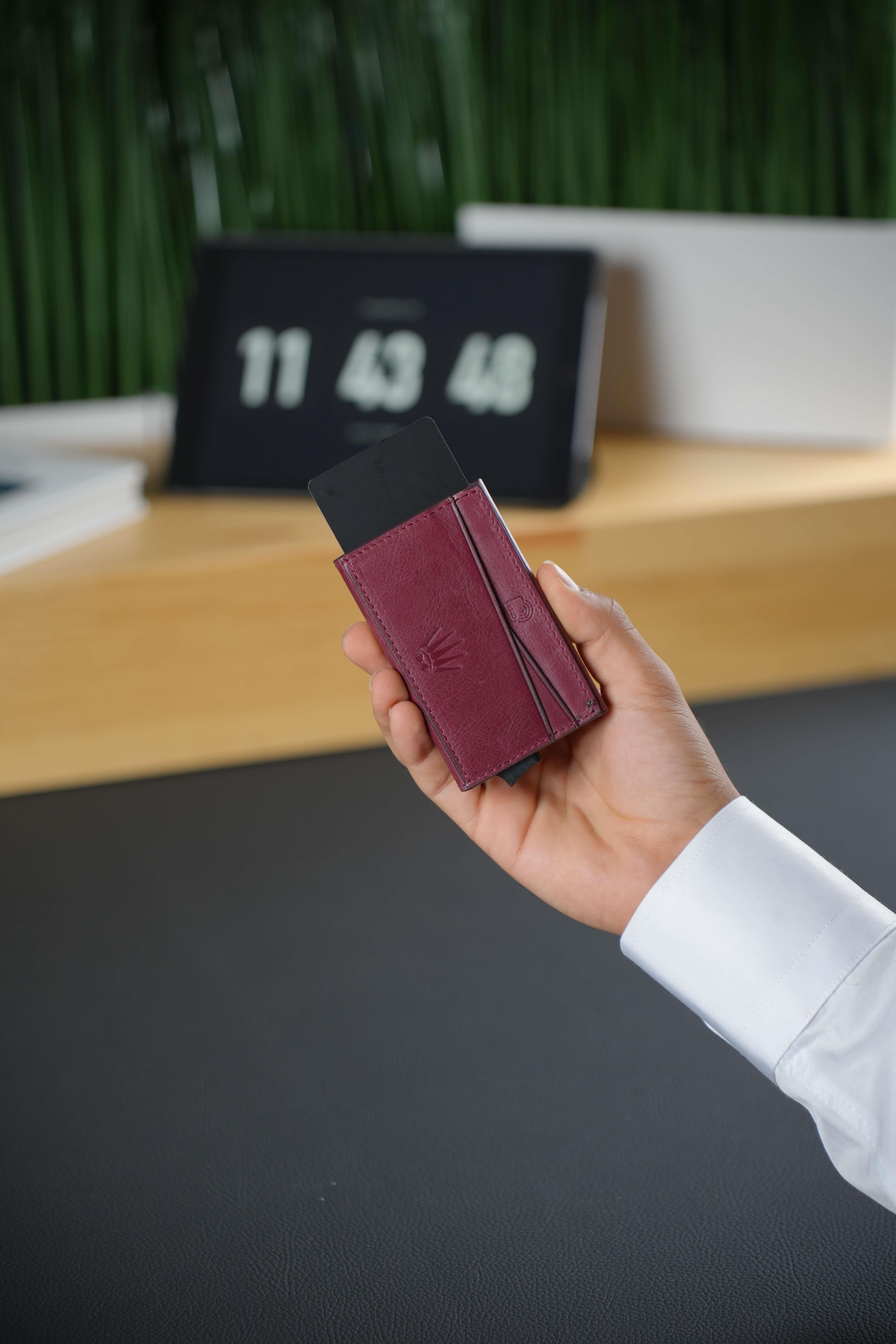 Hakiki Deri Cüzdan Bordo 7 Kart Bölmesi, Mekanizmalı RFID Koruma ve Klipsli Kilit Sistemi JımyCüzdan ve KartlıkWATCHOFROYALJIMYHakiki Deri Cüzdan Bordo 7 Kart Bölmesi, Mekanizmalı RFID Koruma ve Klipsli Kilit Sistemi Jımy