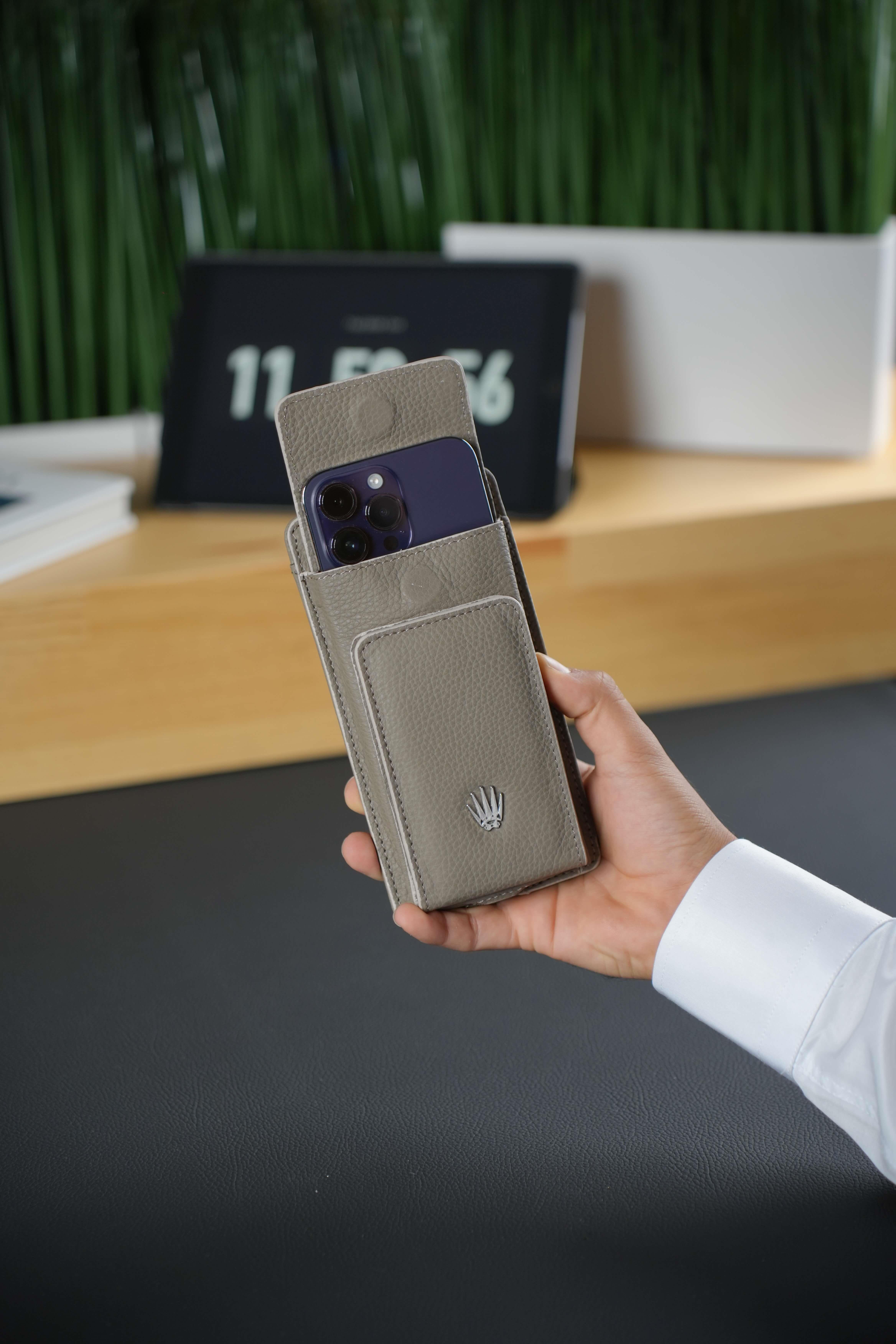 Hakiki Deri Vizon Askılı Çanta 4 Kart Bölmesi, Telefon ve Para Bölmesi, Fermuarlı, Çıtçıtlı Askılı Telefon Çantası LuısawEl ÇantasıWATCHOFROYALLUISAWHakiki Deri Vizon Askılı Çanta 4 Kart Bölmesi, Telefon ve Para Bölmesi, Fermuarlı, Çıtçıtlı Askılı Telefon Çantası Luısaw