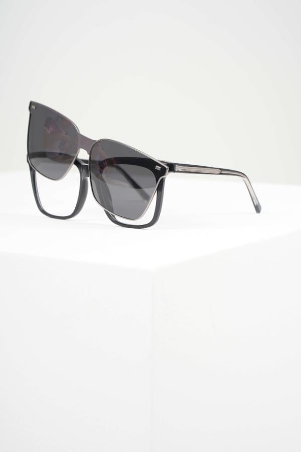 ROYAL EYEWEAR RE98020 MIKNATISLI ÖN ÇERÇEVESİ ÇIKARILABİLEN KOYU SİYAH GÜNEŞ GÖZLÜĞÜGözlükWATCHOFROYALRE98020ROYAL EYEWEAR RE98020 MIKNATISLI ÖN ÇERÇEVESİ ÇIKARILABİLEN KOYU SİYAH GÜNEŞ GÖZLÜĞÜ