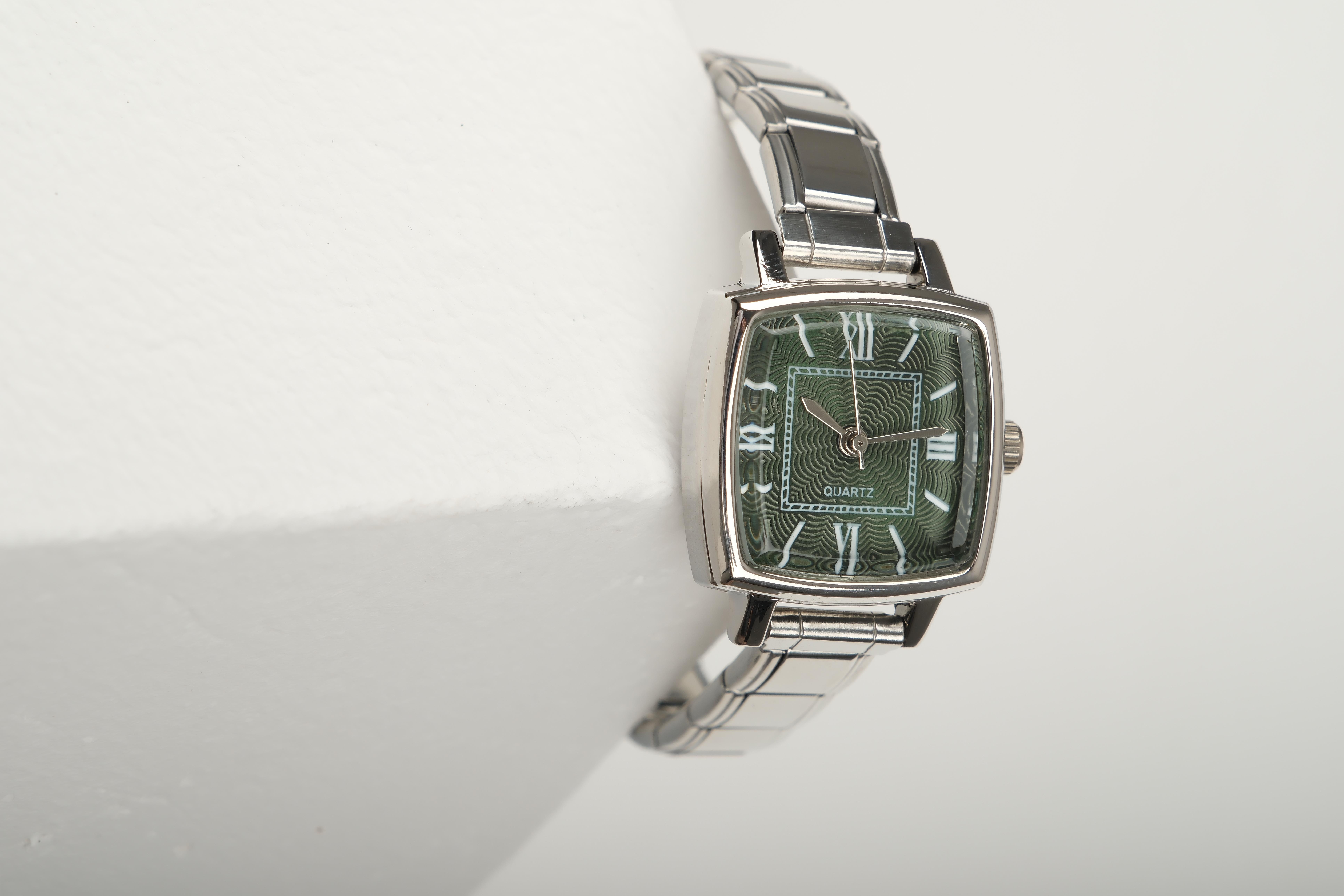 Diora Silver Yeşil Kadın Vintage Çelik Kol SaatiKadın SaatWATCHOFROYALDioraDiora Silver Yeşil Kadın Vintage Çelik Kol Saati
