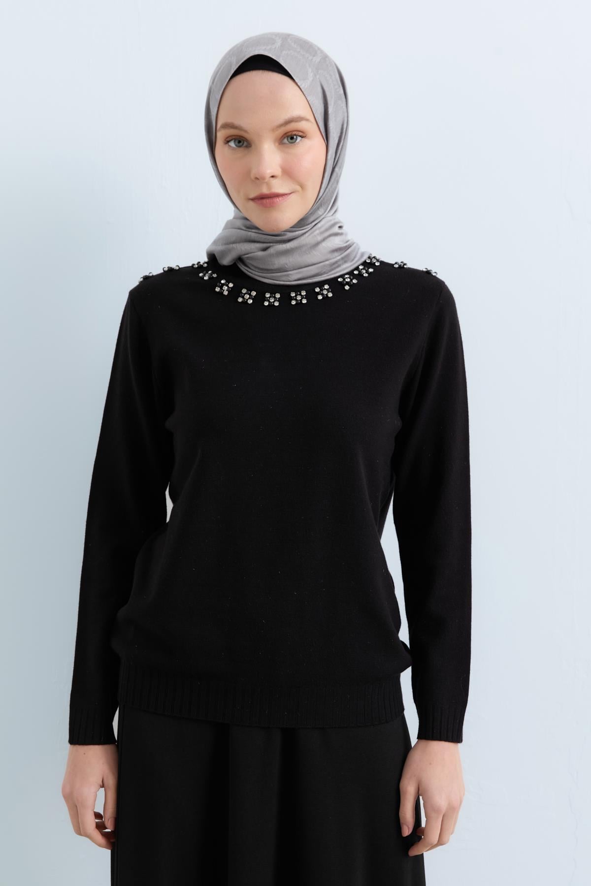 NİHAN Kazak Nihan Yakası Çiçek Taş Detaylı Kazak  Siyah_modest