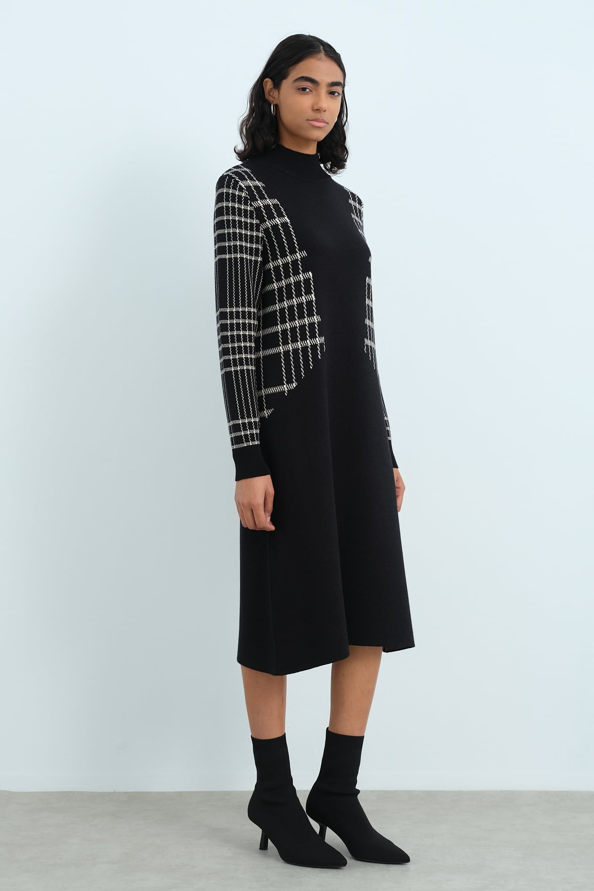 NİHAN Elbise Nihan Ekoseli Dik Yaka Triko Elbise  Siyah_modest