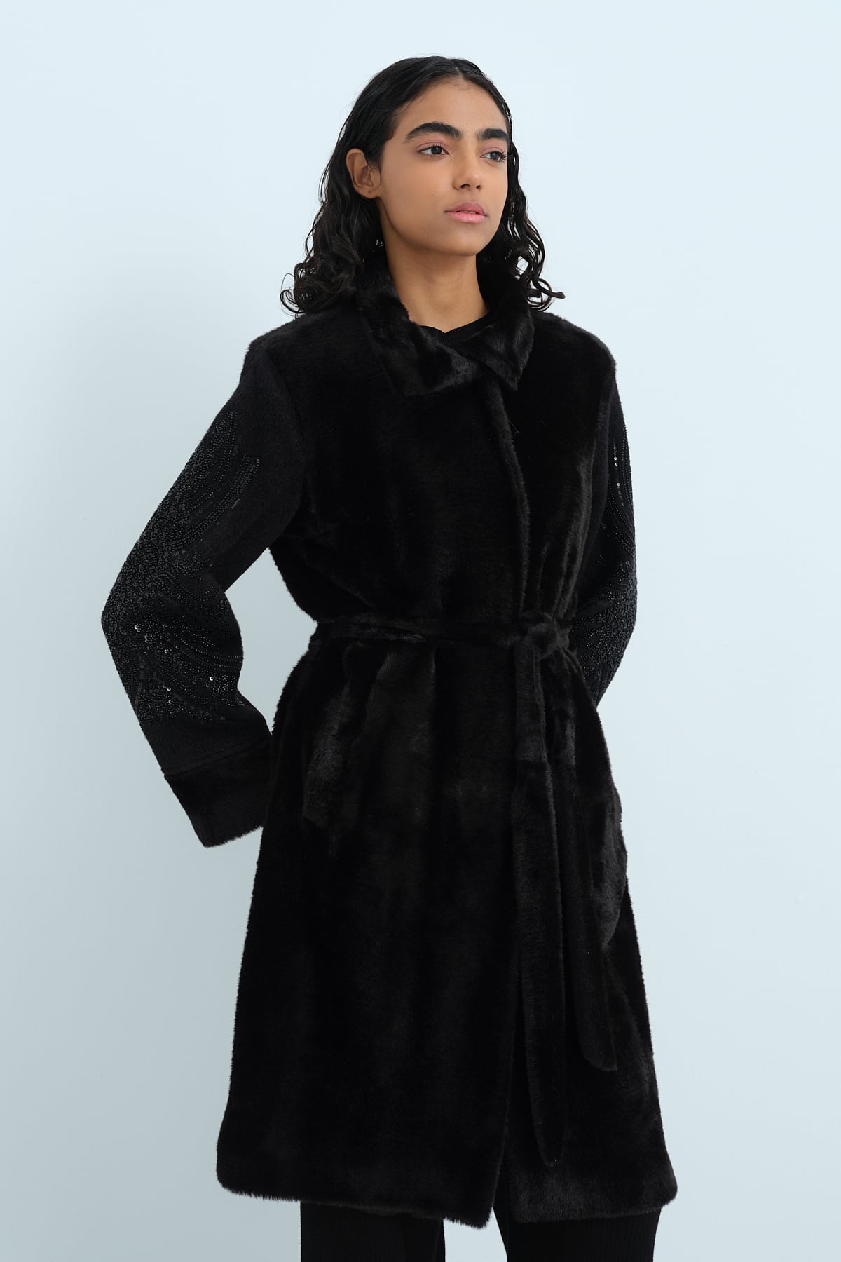 NİHAN Coat Nihan Kolu Nakışlı Angora Rahat Kalıp Kaban  Siyah_modest