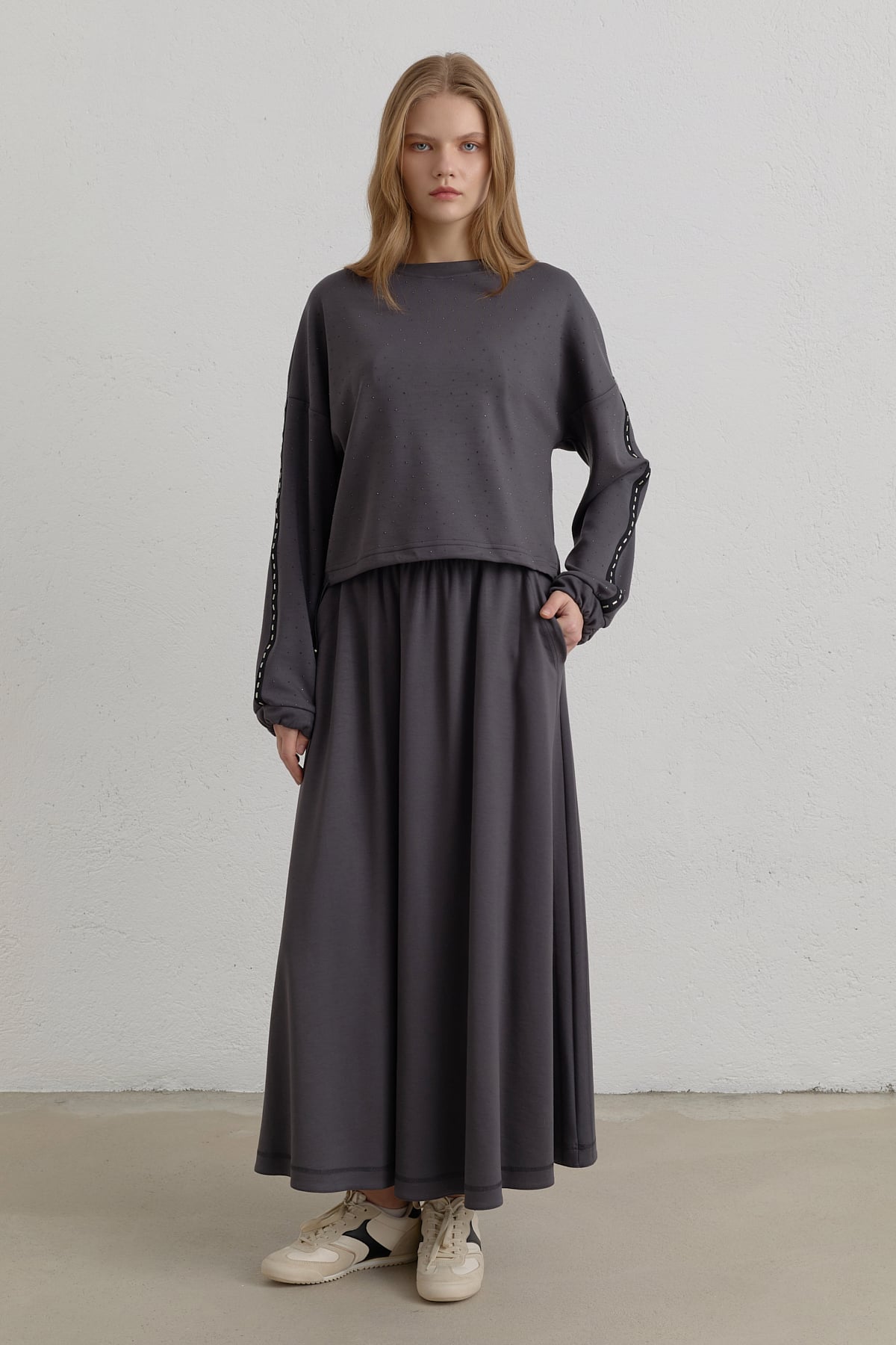 Parlak Taşlı Kolları Şeritli Örme Etek Bluz Takım  Füme