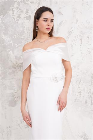 Straplez Önü Çiçek Aksesuarlı Midi Boy Beyaz Abiye