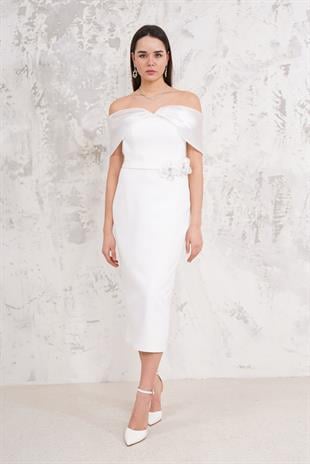 Straplez Önü Çiçek Aksesuarlı Midi Boy Beyaz Abiye