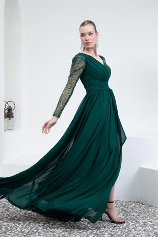 Yeşil Kolu Pullu Yırtmaçlı Abiye Elbise