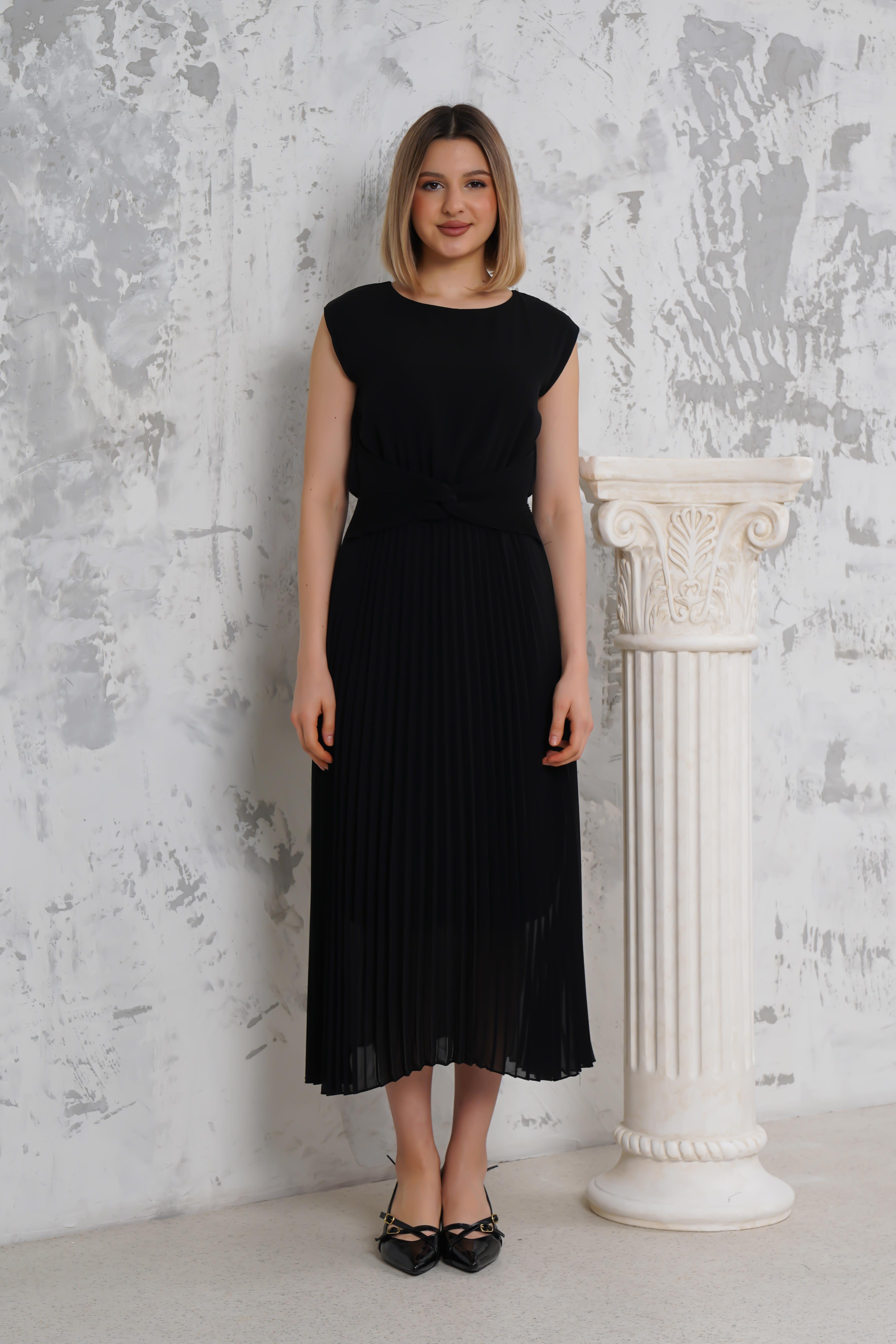 Eteği Pliseli Siyah Elbise