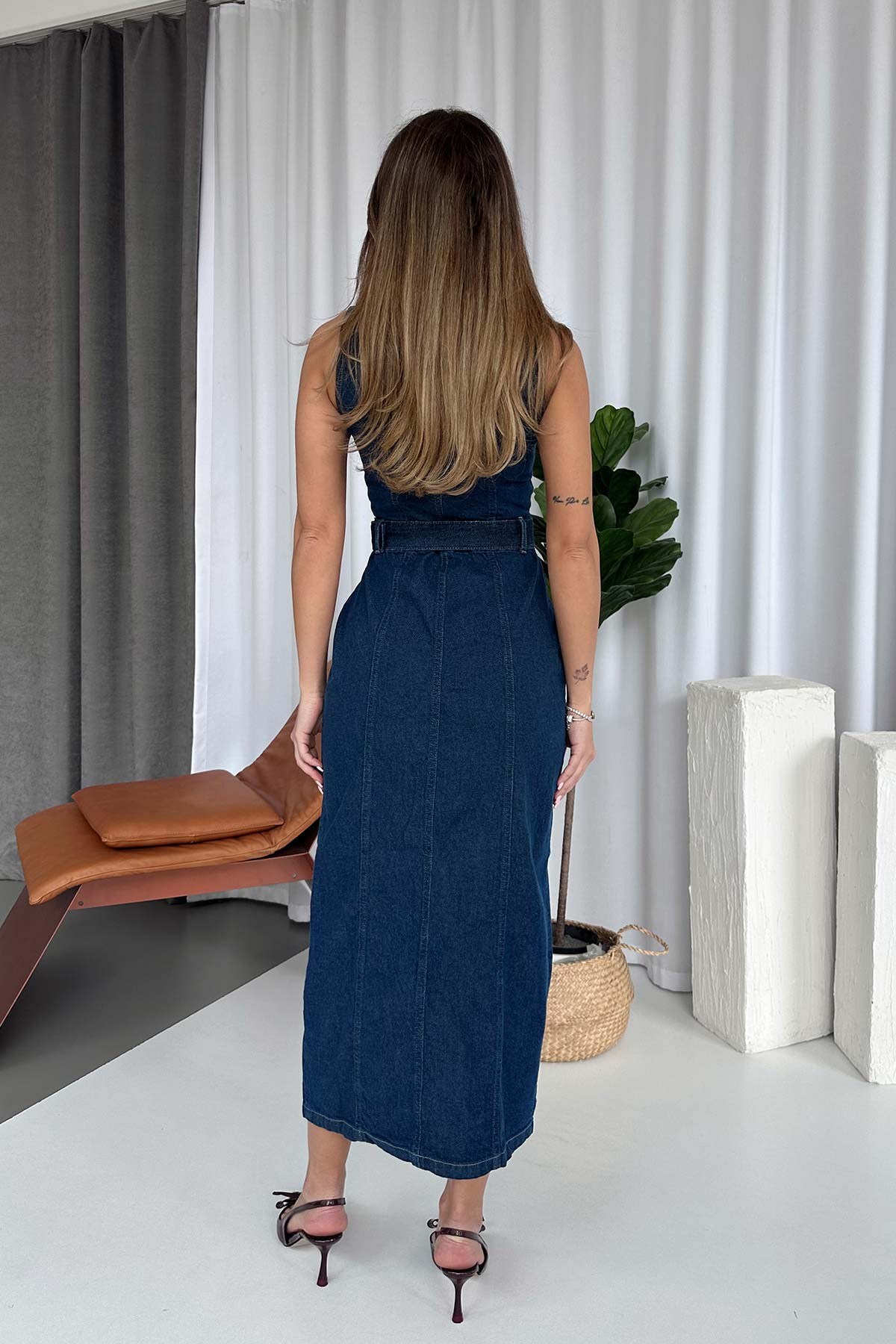 Kolsuz Denim Yırtmaç Detaylı Gold Kemerli Kadın Elbise