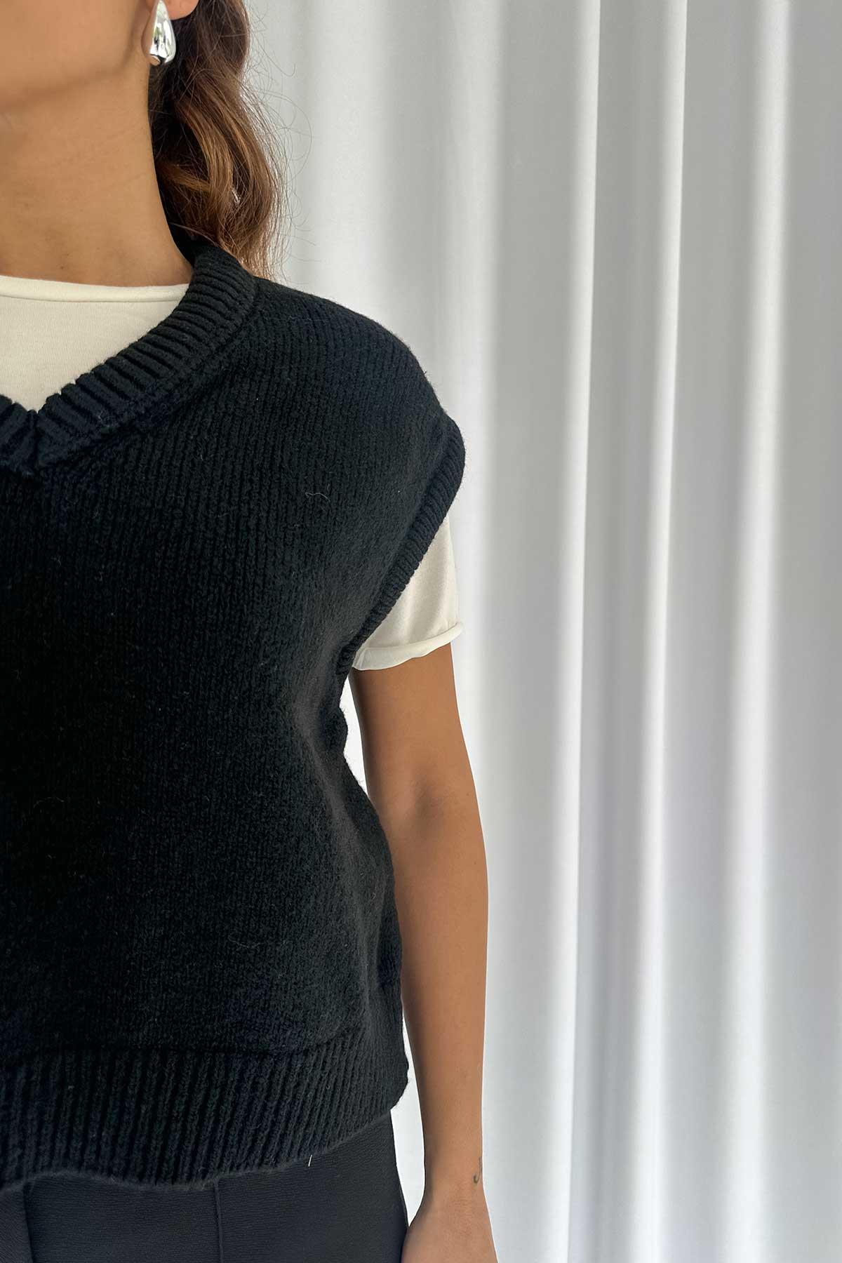 V Yaka Düz Süveter - Siyah