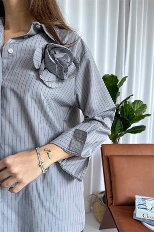 Gri Çizgili Broş Kadın Gömlek
