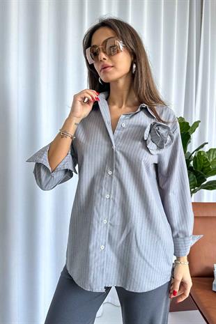 Gri Çizgili Broş Kadın Gömlek