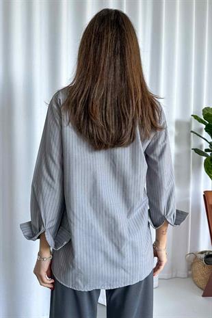 Gri Çizgili Broş Kadın Gömlek
