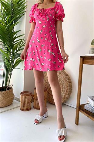 Madonna Yaka Göğüs Bağlama Pembe Çiçek Desenli Kısa Kol Elbise