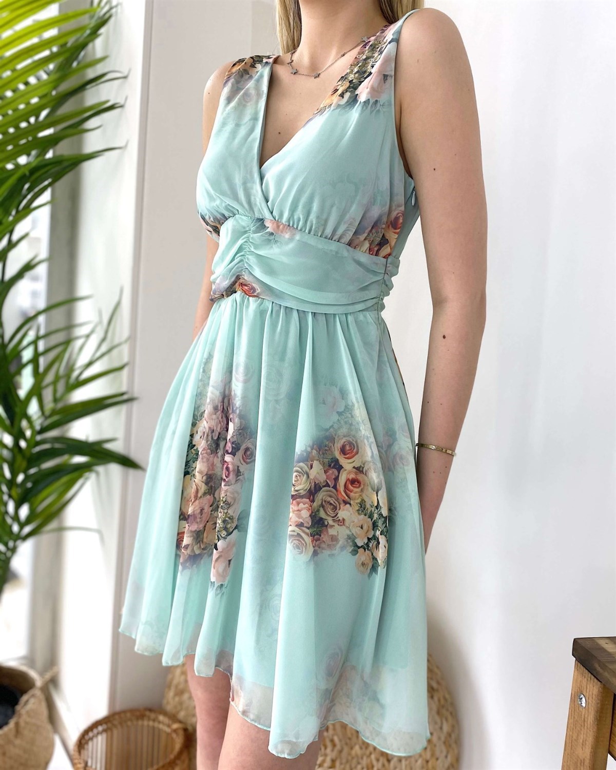 Kalın Askı V Yaka Şifon Çiçekli Elbise - Yeşil | Trend&Şık Tasarımlar |  minetanbutik.com.tr